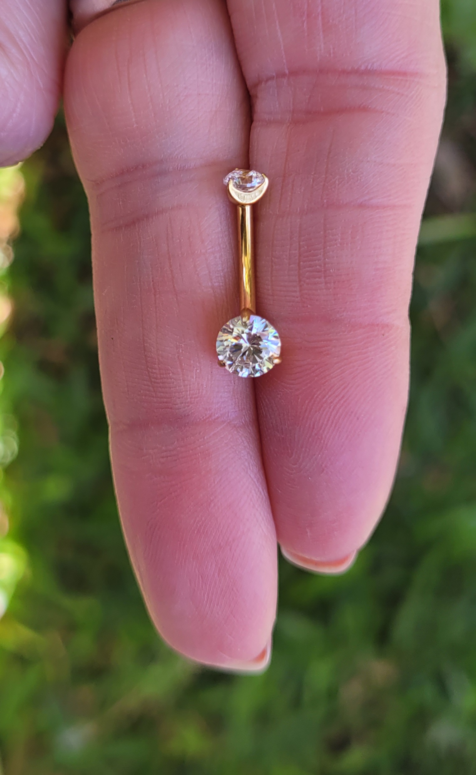 Joia em titânio PVD Gold — modelo Curved Barbell