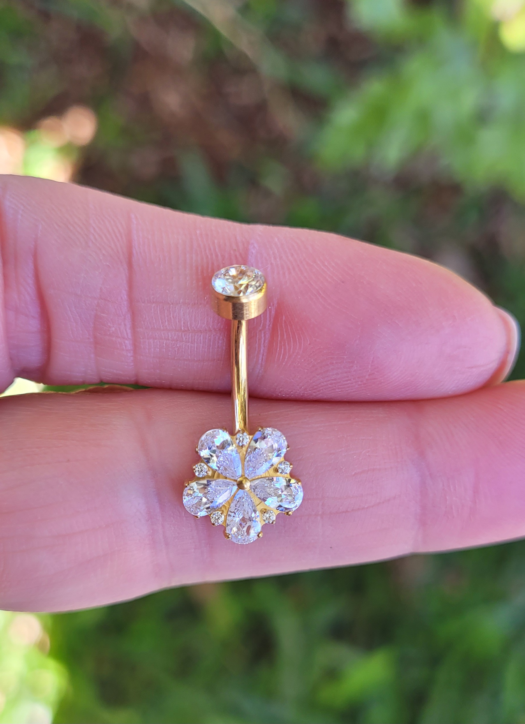 Joia em titânio PVD Gold — modelo Curved Barbell