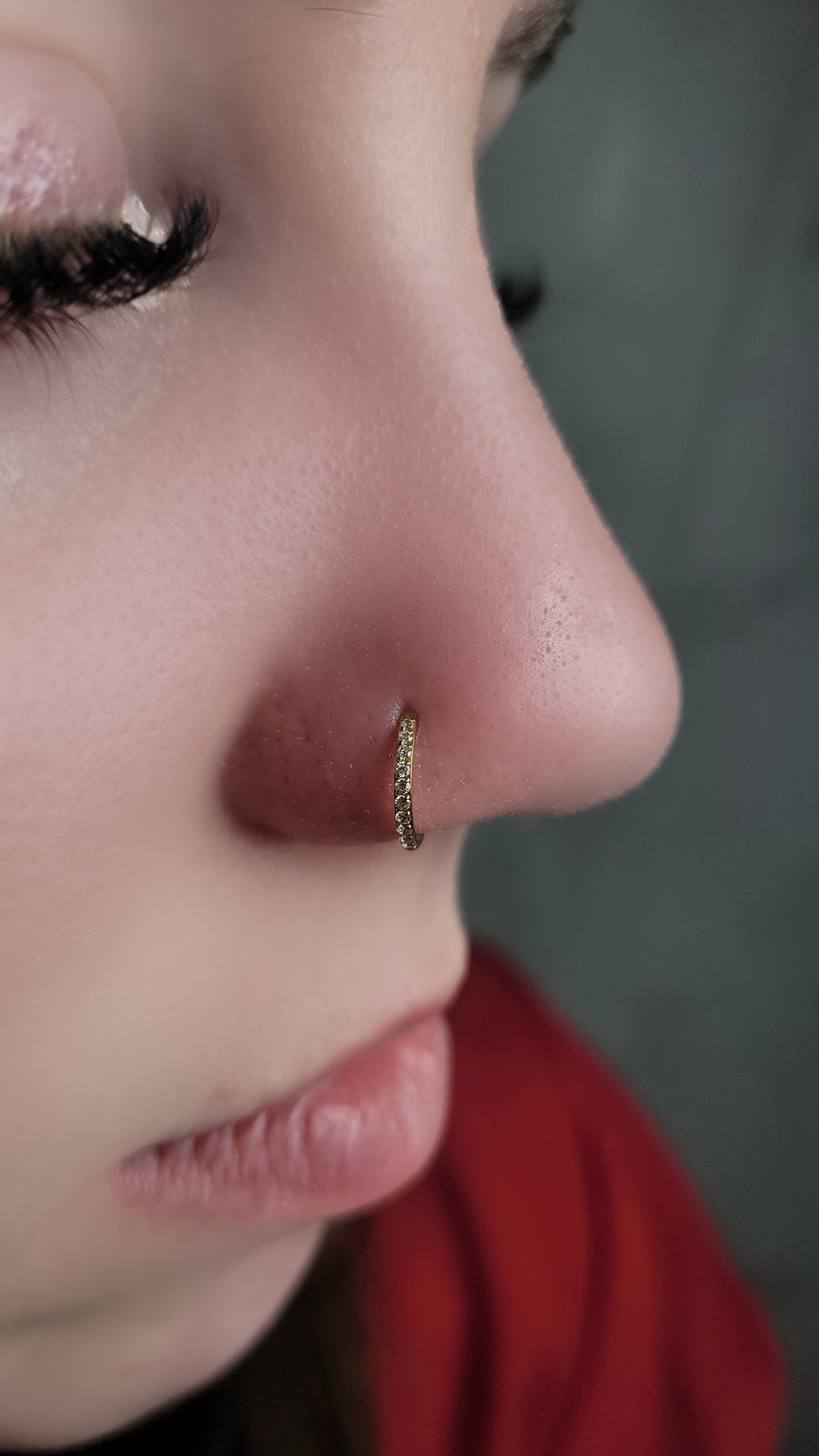 Argola cravejada dourada no nariz (nostril)