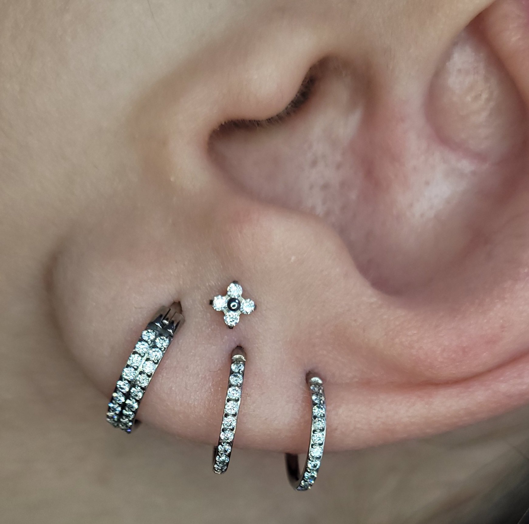 Cluster e argolas cravejadas na hélix e lóbulo