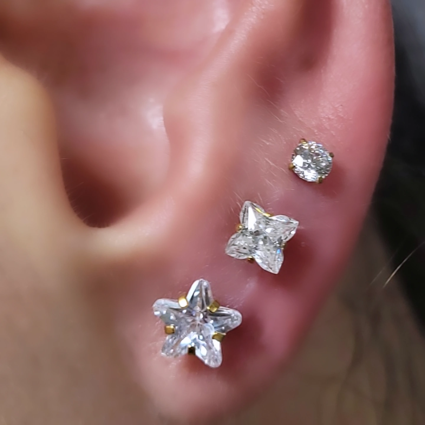 Studs cravejados no lóbulo e cartilagem