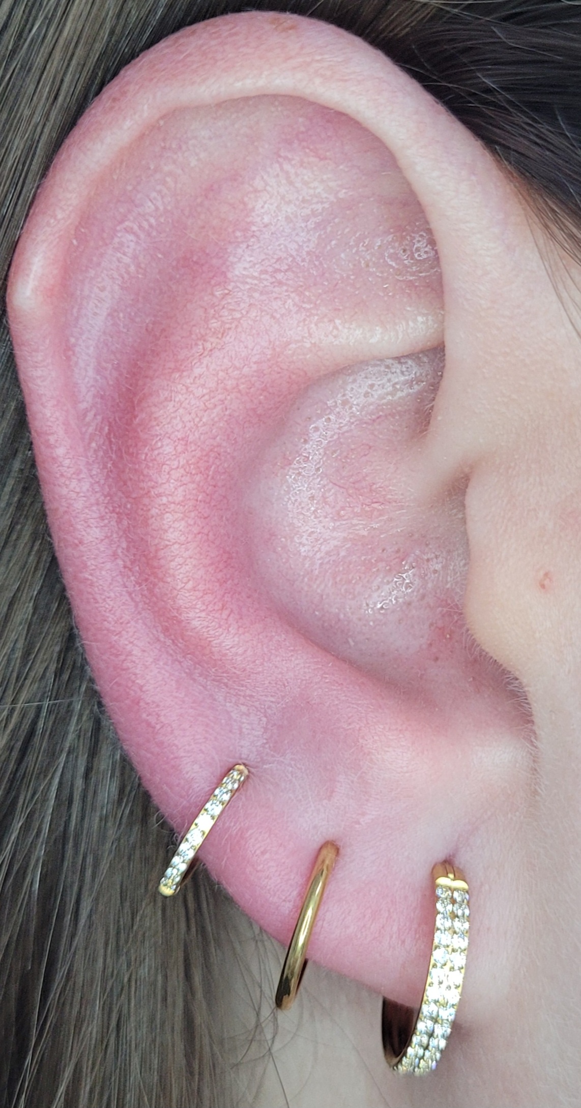 Argola dourada e barbell reto cravejado