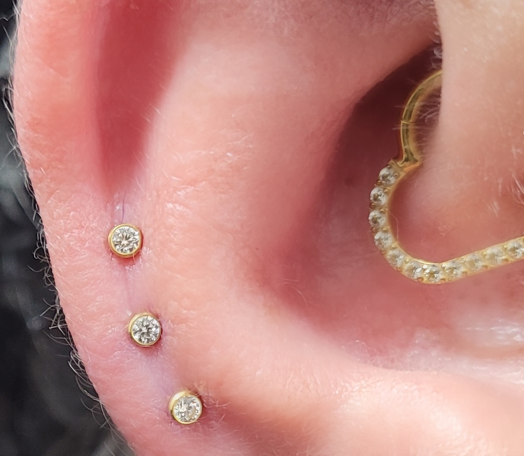 Três pontos de luz cravejados no lóbulo