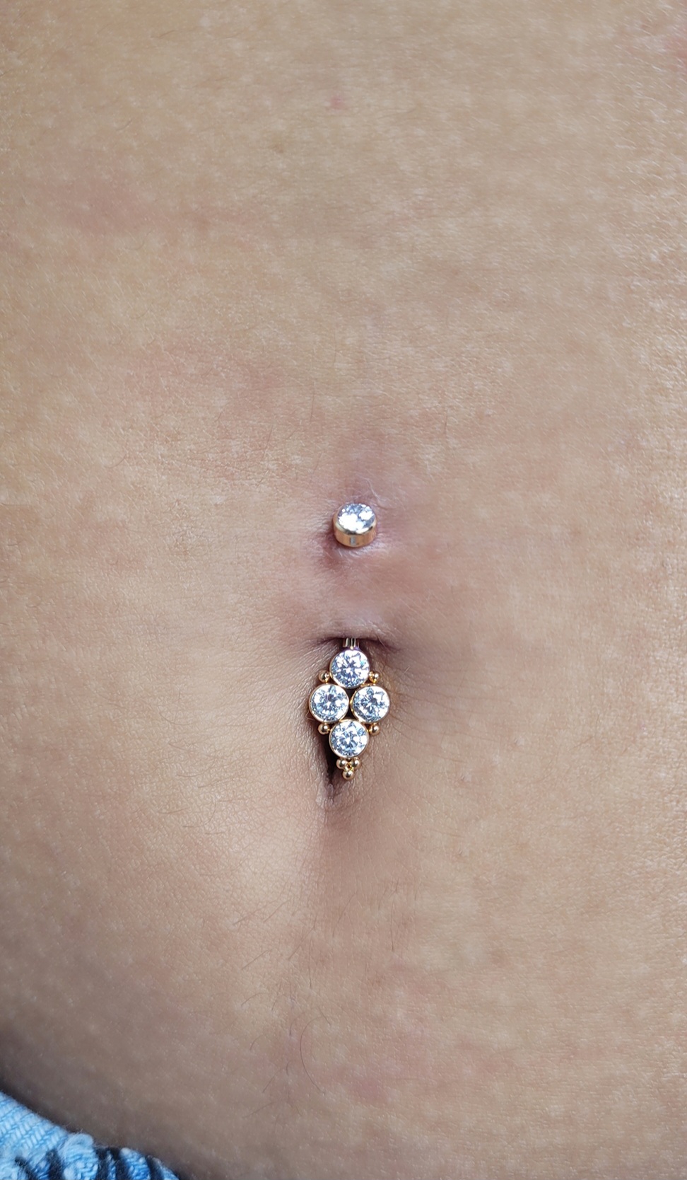 Piercing de umbigo banana cravejada floral