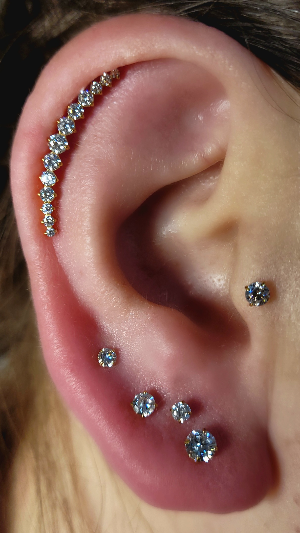 Hélix com joia longa cravejada